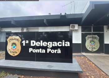 Polícia Civil prende suspeita de homicídio e busca por foragidos em operação na linha de fronteira