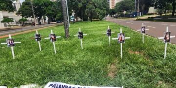 Em vez de flores, cruzes: vítimas de feminicídios são lembradas em ato neste 8 de março 