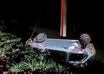 Motorista capota carro várias vezes e bate em poste na BR-376