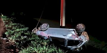 Motorista capota carro várias vezes e bate em poste na BR-376