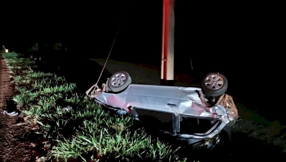 Motorista capota carro várias vezes e bate em poste na BR-376