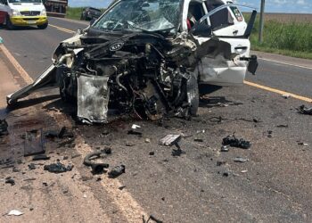 Carros ficam totalmente destruídos em acidente e ocupantes feridos em estado grave na BR-163