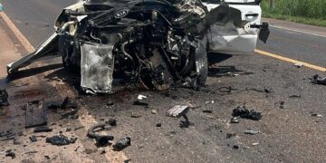 Carros ficam totalmente destruídos em acidente e ocupantes feridos em estado grave na BR-163