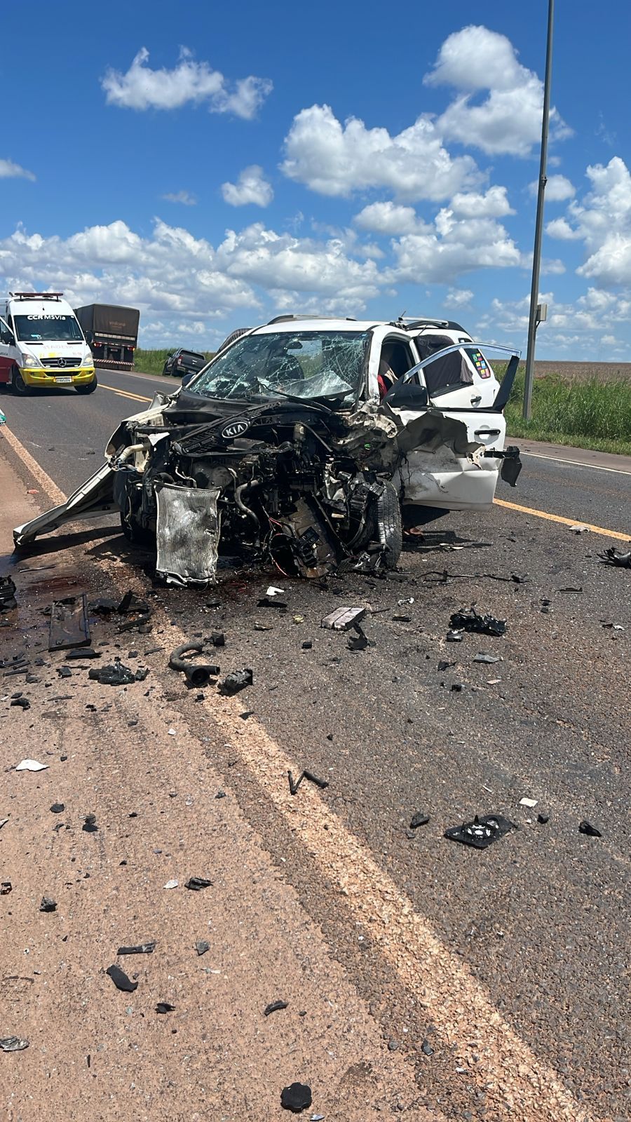 Carros ficam totalmente destruídos em acidente e ocupantes feridos em estado grave na BR-163