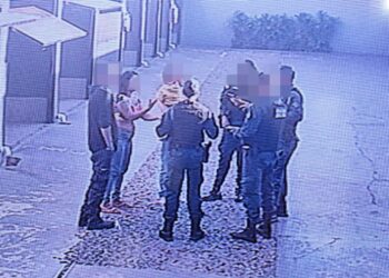 Menino de apenas 2 anos é encontrado em quarto de motel; genitora e dois homens são presos