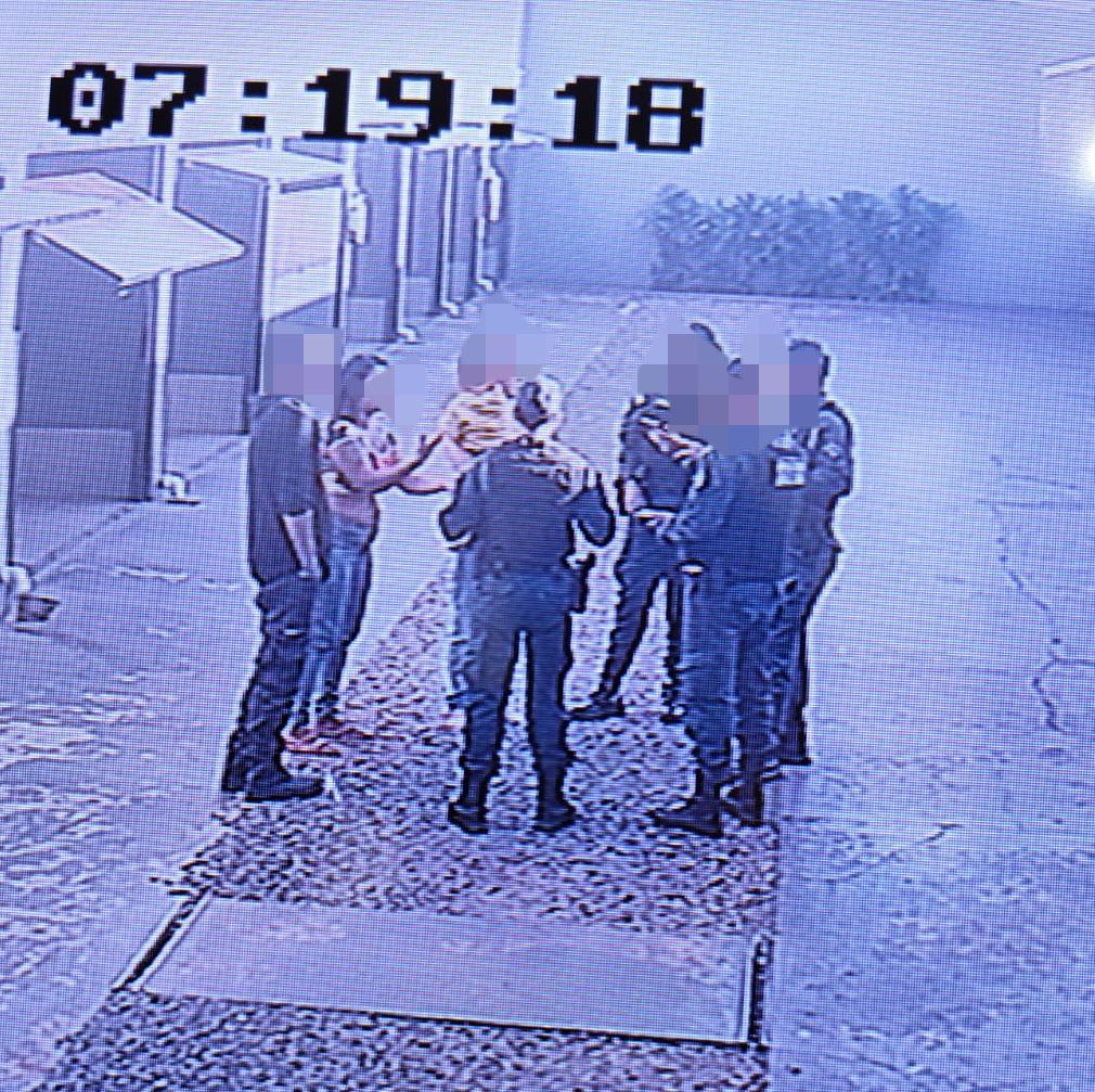 Menino de apenas 2 anos é encontrado em quarto de motel; genitora e dois homens são presos