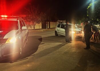 Colisão entre carro e moto deixa mulher ferida em Nova Andradina