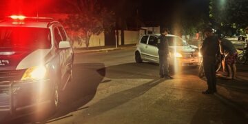 Colisão entre carro e moto deixa mulher ferida em Nova Andradina