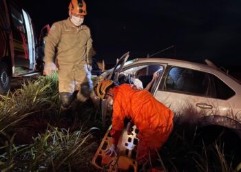 Motorista perde o controle e carro cai em valeta na MS-134