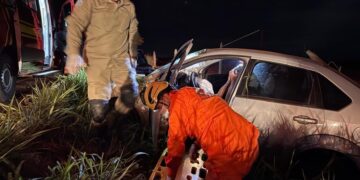 Motorista perde o controle e carro cai em valeta na MS-134