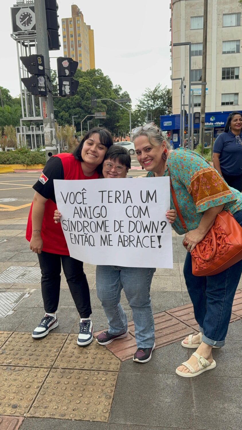 Vídeo: no dia Internacional da Síndrome de Down, APAE-CG faz ação do abraço; cuidado com ciscos nos olhos