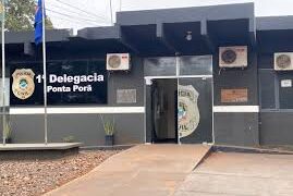 Homem agride familiares, ameaça de morte e tenta pegar arma de policial em Ponta Porã