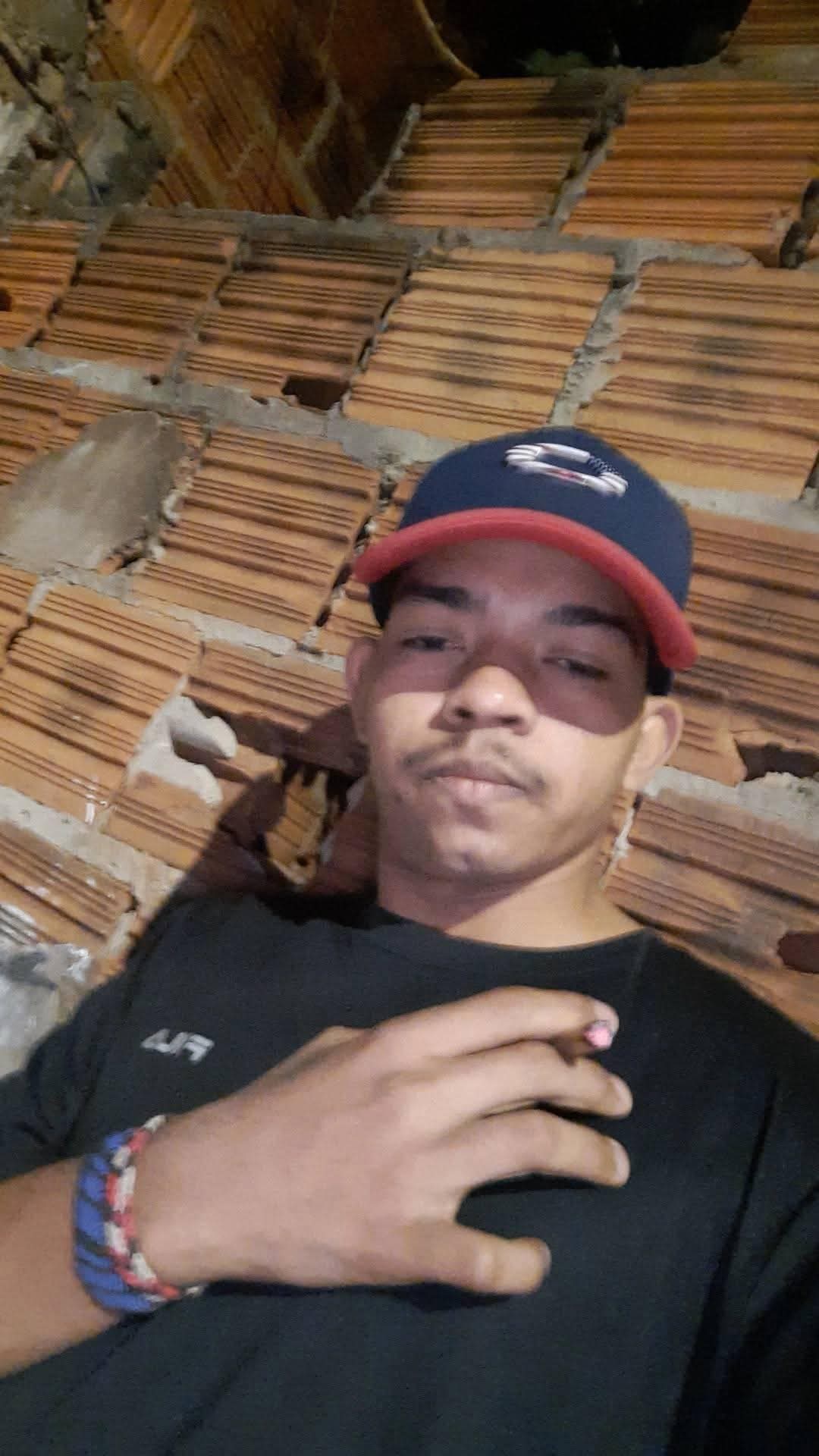 Identificado rapaz jogado na rua e morto a tiros no Colúmbia