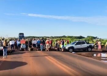 Moradores fecham BR-163 em Dourados  em protesto por segurança