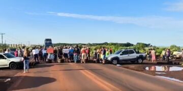 Moradores fecham BR-163 em Dourados  em protesto por segurança
