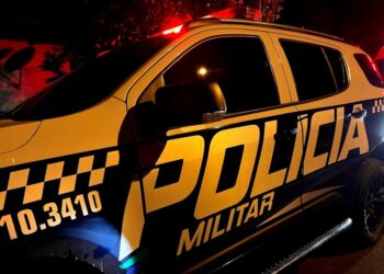 Motociclista é arremessada sob carro e fica ferida; condutoras estavam sem CNH