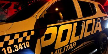 Motociclista é arremessada sob carro e fica ferida; condutoras estavam sem CNH