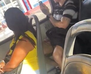 Vídeo: Nem todos reclamam do sacolejo do busão: guri é flagrado descascando banana no 061; ele usou camisinha