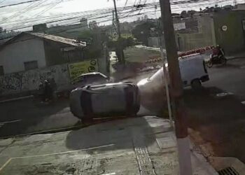 Motorista tenta ultrapassagem, capota KA na Rui Barbosa e fica ferido; veja vídeo 