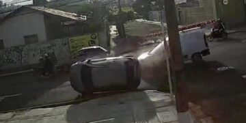 Motorista tenta ultrapassagem, capota KA na Rui Barbosa e fica ferido; veja vídeo 