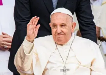 Papa Francisco faz aparição surpresa e emociona fiéis com mensagem de paz e esperança