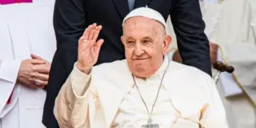 Papa Francisco faz aparição surpresa e emociona fiéis com mensagem de paz e esperança