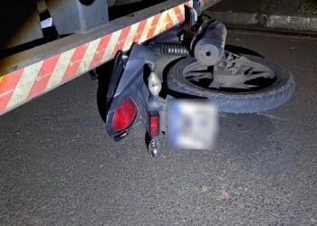 Motociclista fica ferido após colidir com carreta estacionada em Três Lagoas