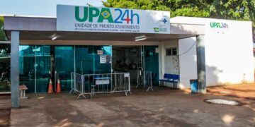 Mulher tem surto, dirige de forma perigosa com os filhos e é levada para atendimento médico