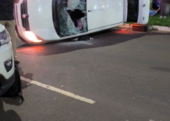 Mais um: carro capota após bater em moto próximo ao Shopping CG