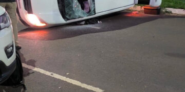 Mais um: carro capota após bater em moto próximo ao Shopping CG