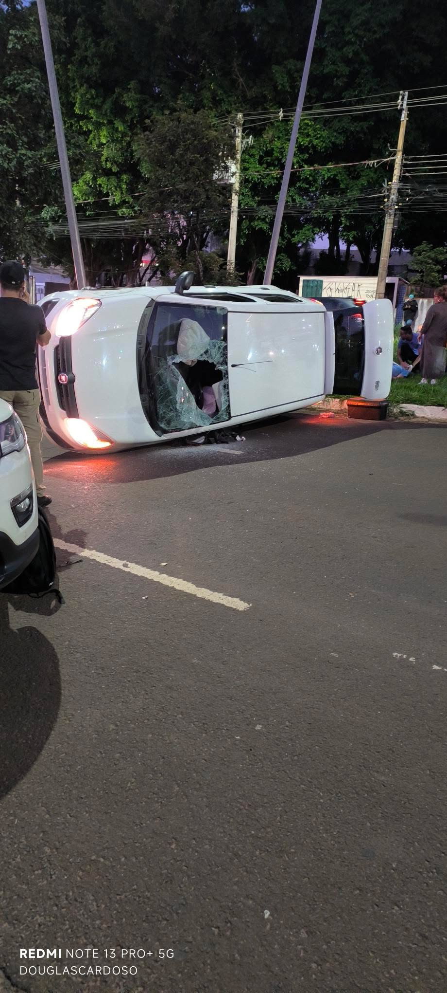 Mais um: carro capota após bater em moto próximo ao Shopping CG