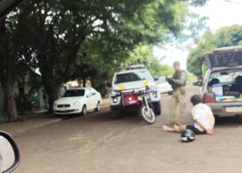 Para parar moto que furou blitz, agente do Detran atropela motociclista em MS 