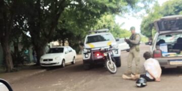 Para parar moto que furou blitz, agente do Detran atropela motociclista em MS 