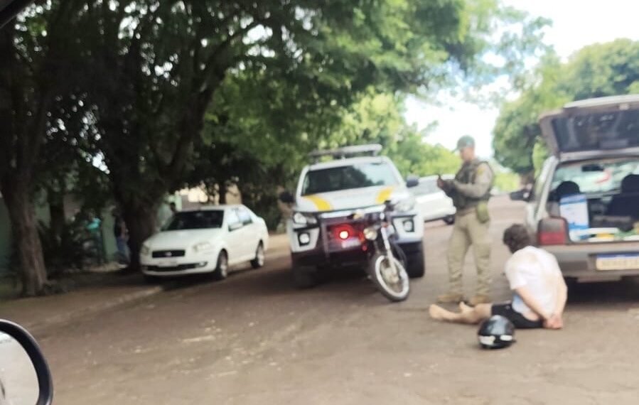Para parar moto que furou blitz, agente do Detran atropela motociclista em MS 