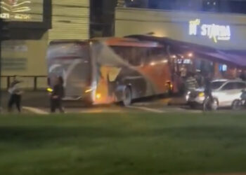 Vídeo: Ônibus invade bar na Afonso Pena e deixa mulher ferida