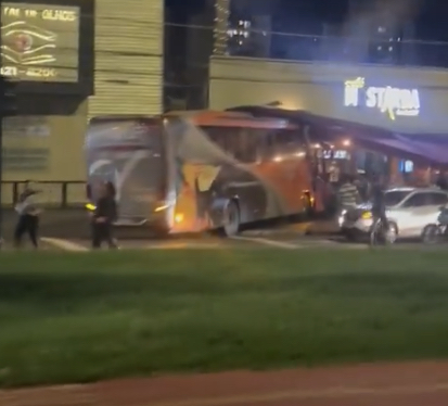Vídeo: Ônibus invade bar na Afonso Pena e deixa mulher ferida