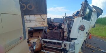 Motorista morre colisão entre carretas na MS-112