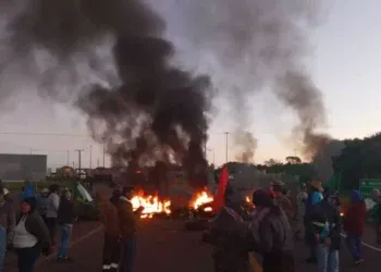 Vídeo: Manifestantes do MST fecham BR-163 na saída para SP