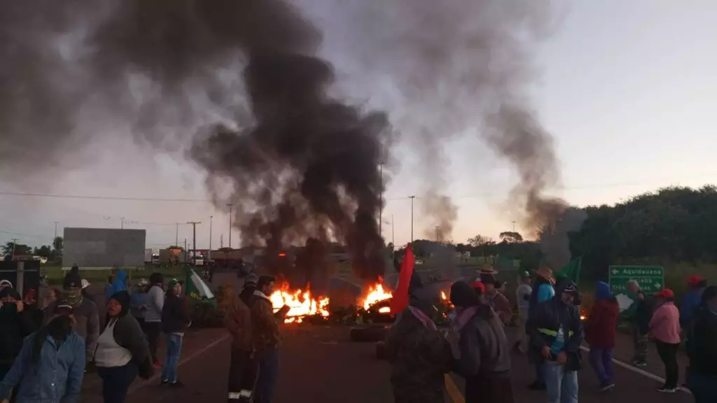 Vídeo: Manifestantes do MST fecham BR-163 na saída para SP