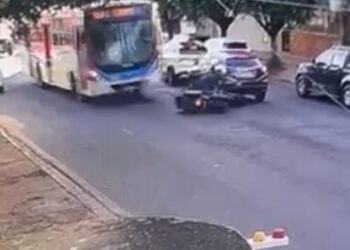 Imagens fortes: motoentregador bate em carro, cai e morre atropelado por o ônibus próximo à PE