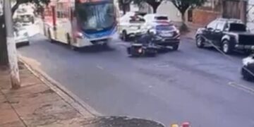 Imagens fortes: motoentregador bate em carro, cai e morre atropelado por o ônibus próximo à PE