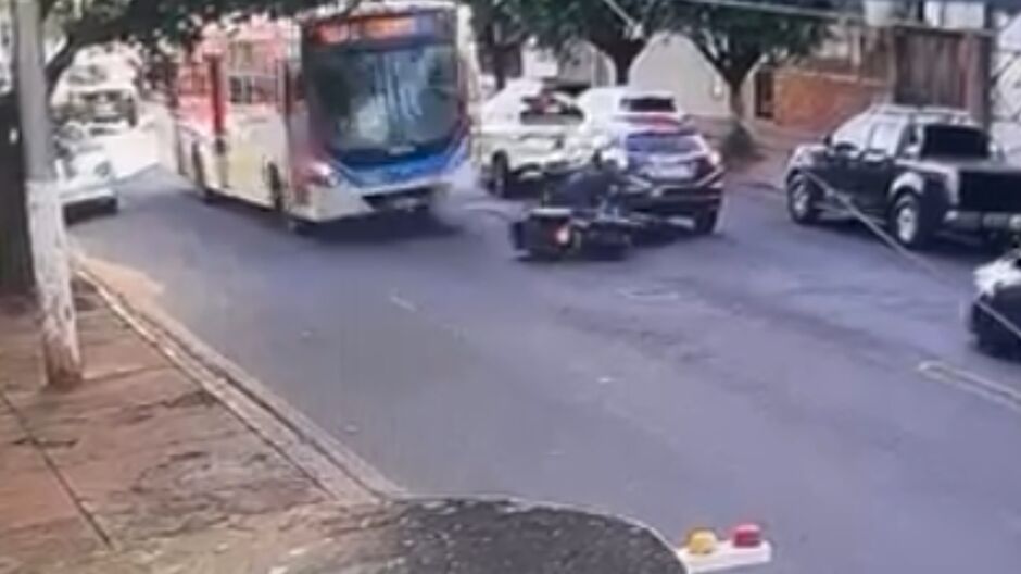 Imagens fortes: motoentregador bate em carro, cai e morre atropelado por o ônibus próximo à PE