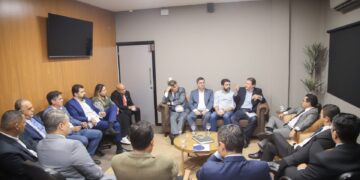 Secretário se reúne com vereadores e afirma: falta mão de obra para tapar buracos na Capital