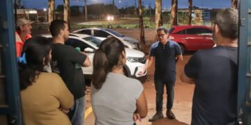 Papy visita moradores do Riviera Park que reivindicam linha de ônibus e asfalto
