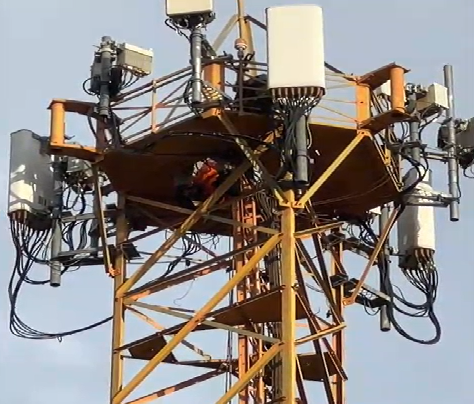 Campo Grande, 3h da manhã: o rolê aleatório venceu de novo ehomem é resgatado em torre