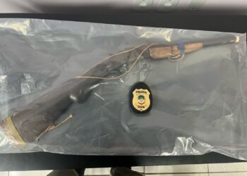 Homem é baleado no pescoço dentro de comércio em aldeia