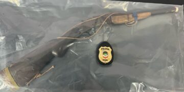 Homem é baleado no pescoço dentro de comércio em aldeia