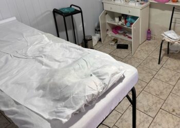 Falsa biomédica é presa em flagrante em por aplicar substâncias perigosas em clínica clandestina