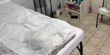 Falsa biomédica é presa em flagrante em por aplicar substâncias perigosas em clínica clandestina