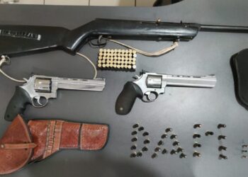 Homem é preso em Coxim por descumprimento de medidas protetivas; arsenal é apreendido